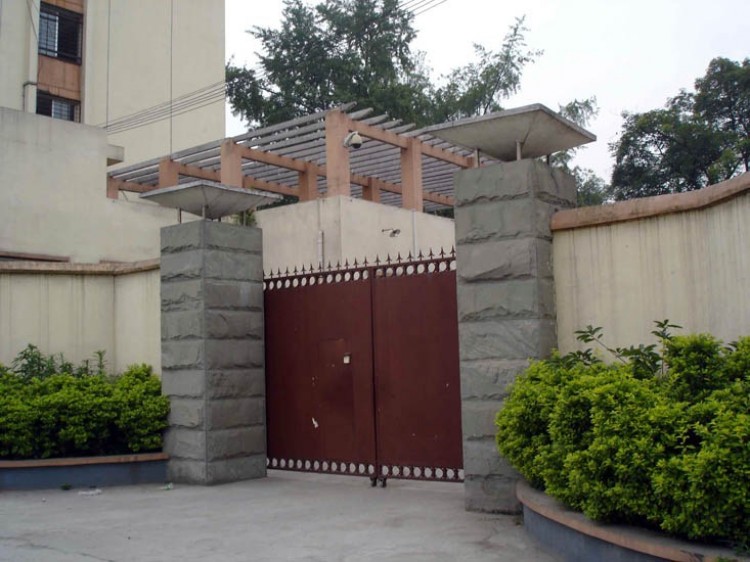 Caption: Entrance to the Chengdu City Legal Education Center; there is no identifying sign, and the gate is often locked. (Minghui.org)