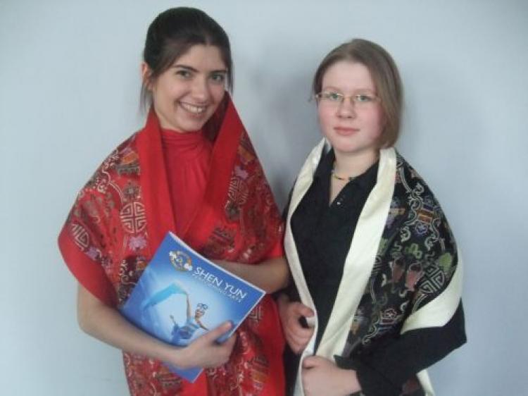 Violin teacher Ms. Chadzynska and her sister, music student Ms. Chadzynska (The Epoch Times) Violin teacher Ms. Chadzynska and her sister, music student Ms. Chadzynska (The Epoch Times)