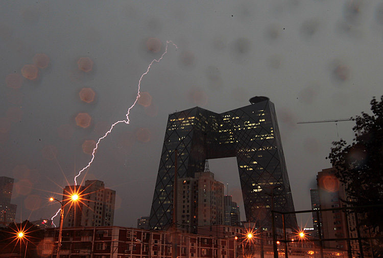 Lightning strikes near the headquarters of the Chinese regime's CCTV Lightning strikes near the headquarters of the Chinese regime's CCTV