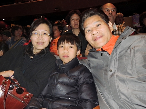 130309011142100087 Gu Shenghui and his wife Yu Hueijie enjoy Shen Yun