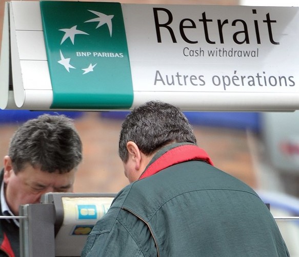 A man withdraw cash from an ATM of Frenc Epoch Times Photo