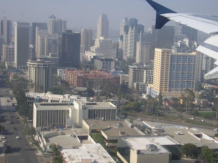 BLACKOUT: An airplane over downtown San Diego gets ready for landing at Lindbergh Field, San Diego's main airport. (Gisela Sommer/The Epoch Times) BLACKOUT: An airplane over downtown San Diego gets ready for landing at Lindbergh Field, San Diego's main airport. (Gisela Sommer/The Epoch Times)