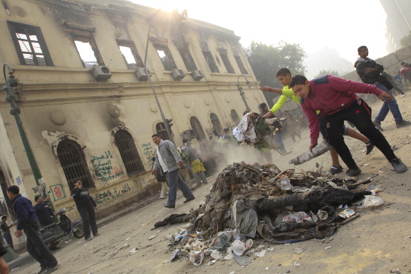 Egyptian protesters gather debris in a s Epoch Times Photo