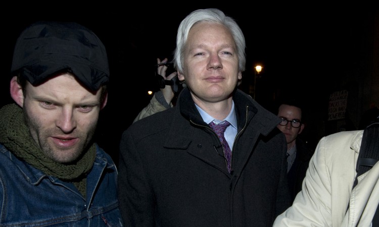 Wikileaks founder Julian Assange (C) lea Epoch Times Photo