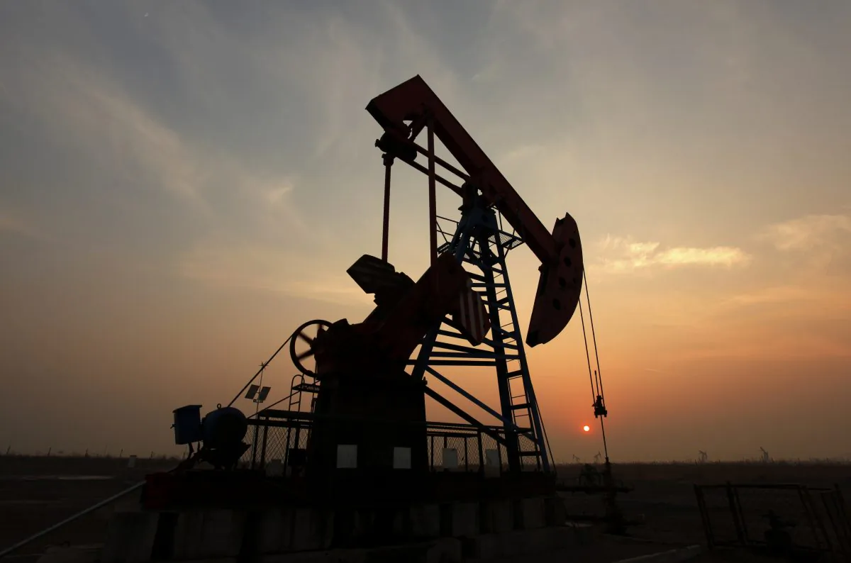 The silhouette of an oil pump. (zhengzaishuru/iStock)