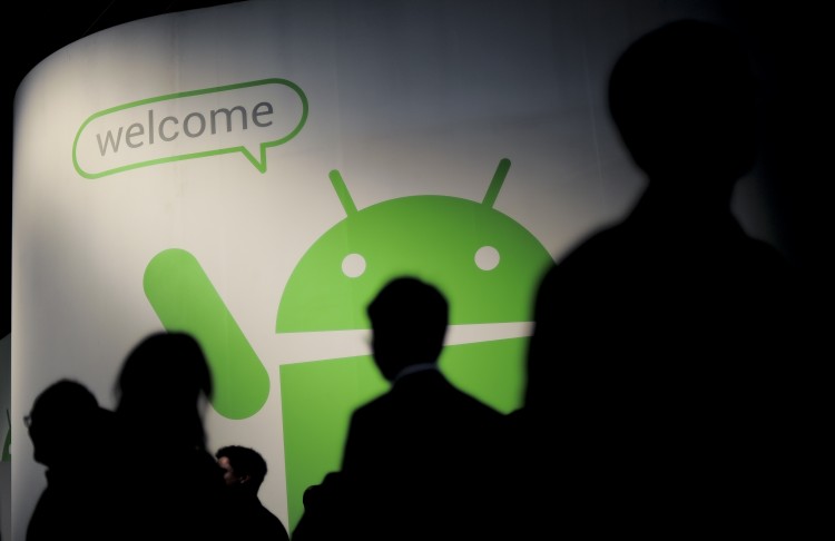 Participants visit de Android stand of t Epoch Times Photo