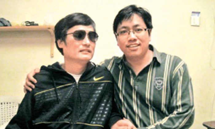 Chinese lawyer Guo Yushan (R) with blind activist Chen Guangchen g in 2012 (Epoch Week)
