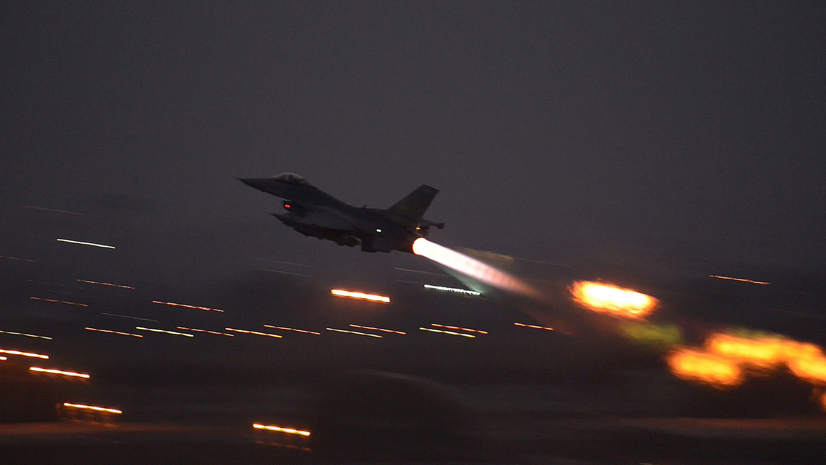 Воздушное нападение. Военные самолеты ночью. Военный самолет в небе ночью. Истребитель ночью в небе.