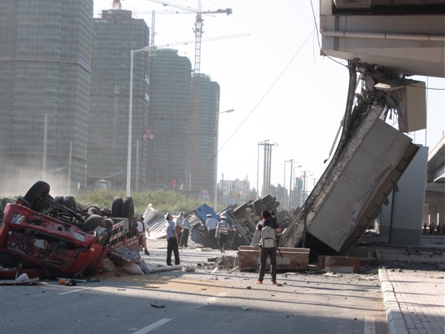 150662610 a collapsed eight-lane suspension bridge in Harbin