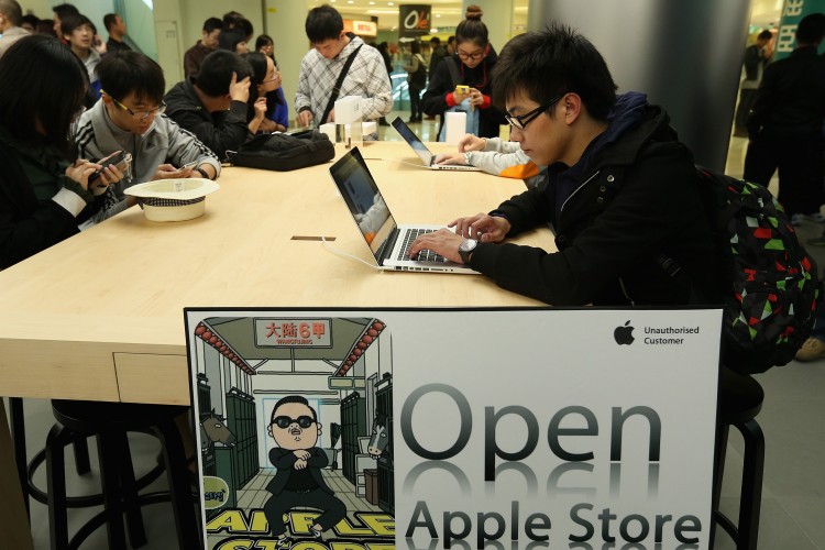 Chinese customers look at the MacBook Pro in the newly opened Apple Store in Wangfujing shopping district on October 20, 2012 in Beijing, China. (Feng Li/Getty Images)