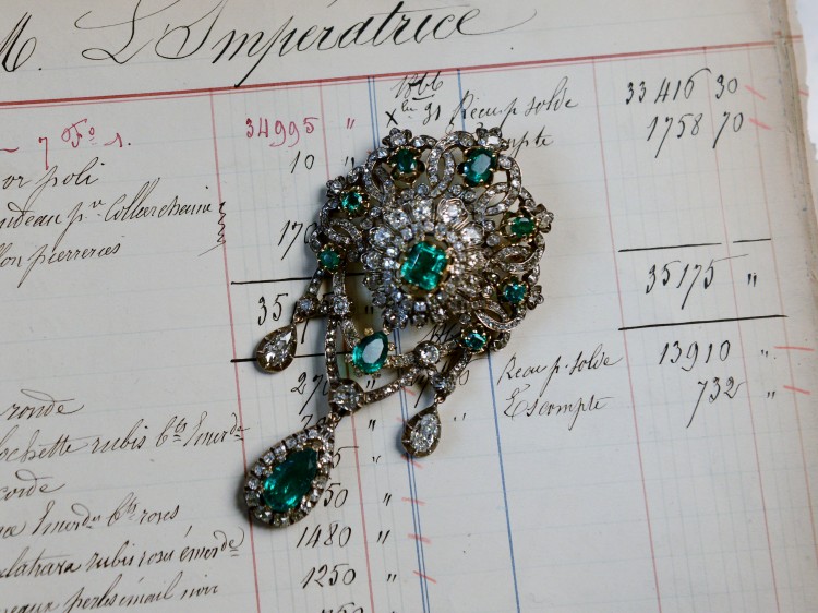 FRANCE-LIFESTYLE-JEWELRY-MELLERIO Corsage pin made of emeralds.