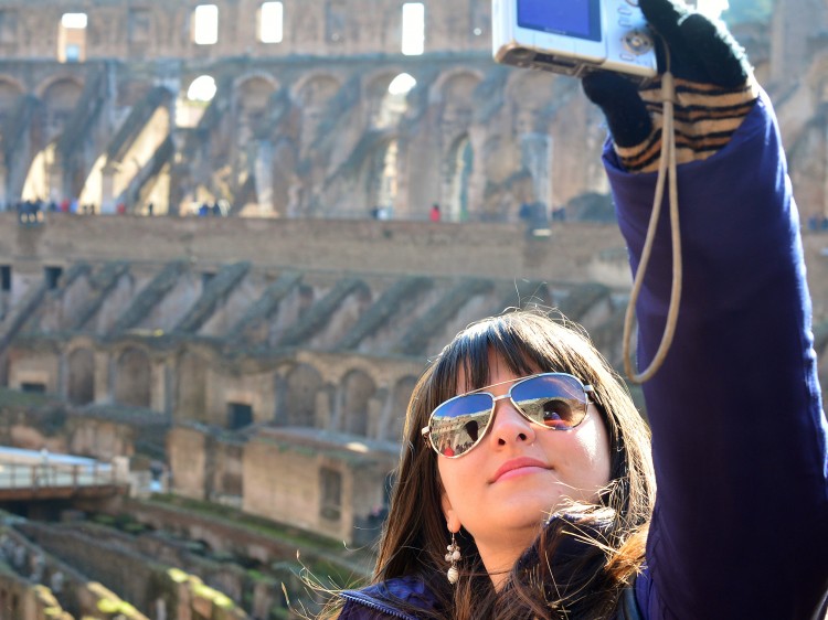 ITALY-ARCHAEOLOGY-COLOSSEUM Tourist holding camera.