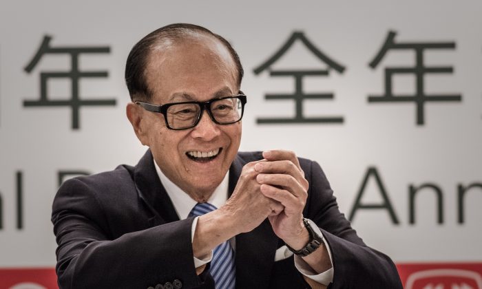 Hong Kong tycoon Li Ka-shing wishes members of the media a happy lunar new year as he arrives for a press conference in Hong Kong on Feb. 26, 2015.  (Philippe Lopez/AFP/Getty Images)
