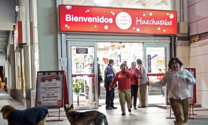 People leave a supermarket during a strong quake in Santiago on September 16, 2015.    (Martin Bernetti/AFP/Getty Images)