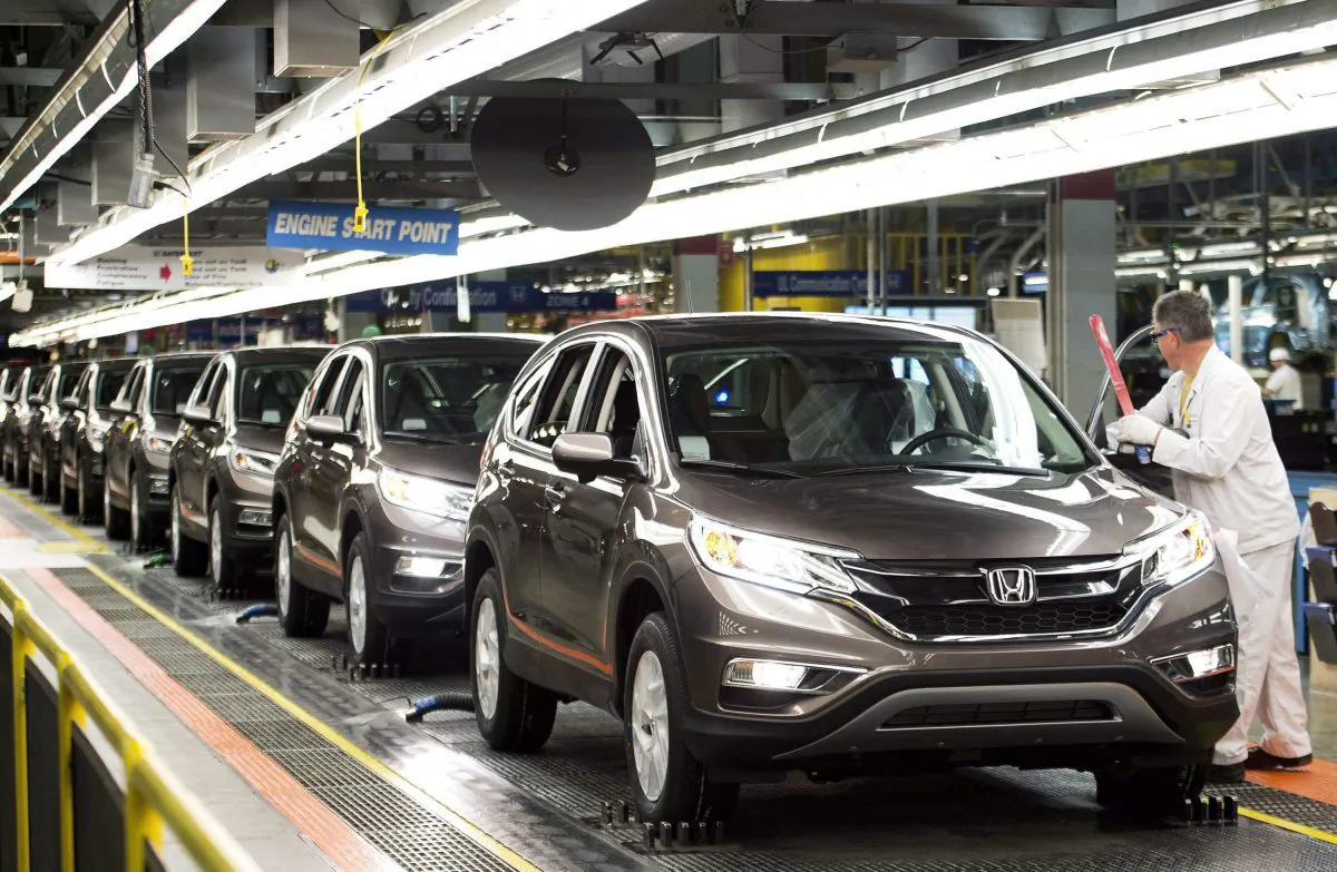 Workers inspect cars on the assembly line at a Honda plant in Alliston, Ontario on March 30, 2015. The transportation sector continues to lead the rise in Canadian manufacturing. (The Canadian Press/Nathan Denette)