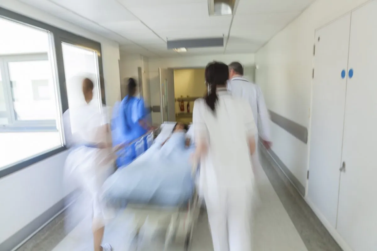 Emergency medical care staff. (Spotmatik/iStock)