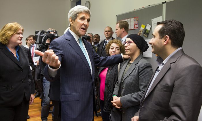 US Secretary of State John Kerry meets with refugees fleeing Syria, at Villa Borsig, on Sunday, Sept. 20, 2015, in Berlin. (AP Photo/Evan Vucci, Pool)