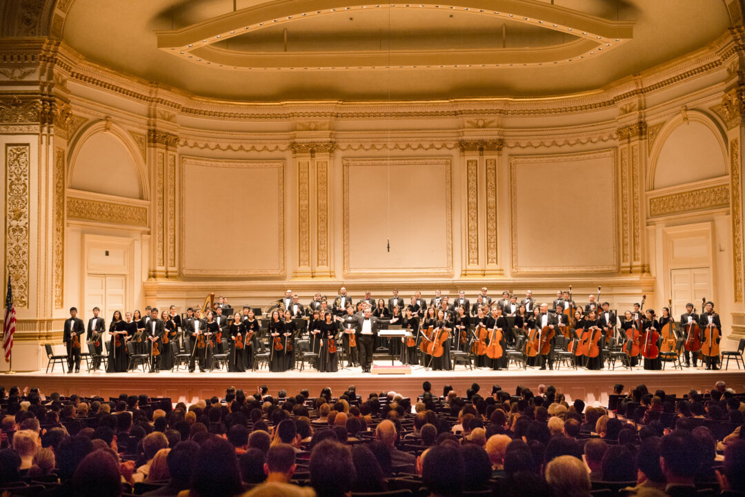 Conductor Milen Nachev and the Shen Yun Symphony Orchestra at Carnegie Hall in New York on Oct. 5, 2013. (Dai Bing/Epoch Times)