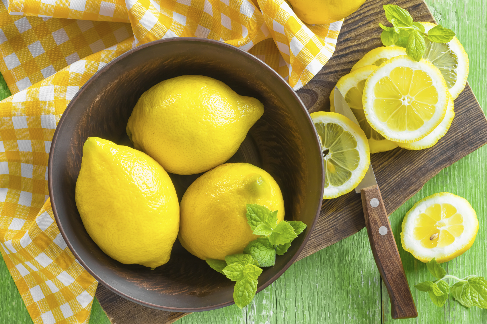 Зеленый лимон польза. Лимон. Лимон на тарелке. Лимон для детей. Ошпарить лимон.