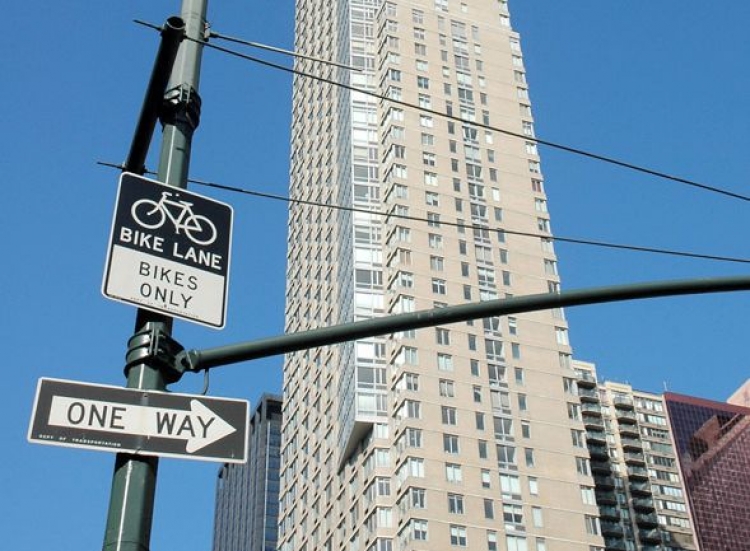 One way or another. (Mingguo/The Epoch Times) One way or another. (Mingguo/The Epoch Times)