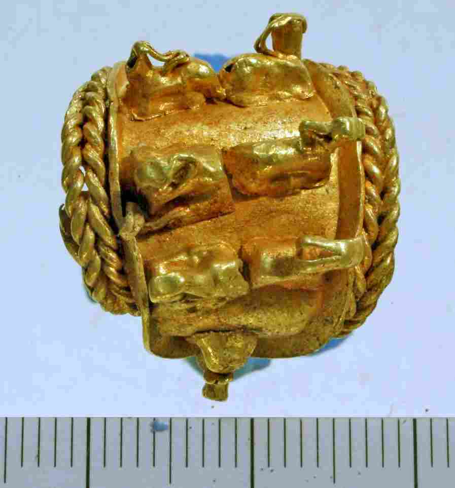 The gold earring featuring three-dimensional molded ibexes. (American Friends of Tel Aviv University) The gold earring featuring three-dimensional molded ibexes. (American Friends of Tel Aviv University)