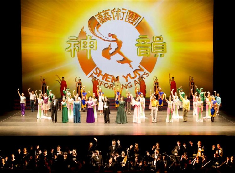 PERFECT BLENDING: The Shen Yun Orchestra plays to the rhythm of the story and dancing on stage and does not focus exclusively on its own performance. The image shows the final scene in this year's Jan. 7 performance at Lincoln Center in Manhattan. (Larry Dai/The Epoch Times) PERFECT BLENDING: The Shen Yun Orchestra plays to the rhythm of the story and dancing on stage and does not focus exclusively on its own performance. The image shows the final scene in this year's Jan. 7 performance at Lincoln Center in Manhattan. (Larry Dai/The Epoch Times)