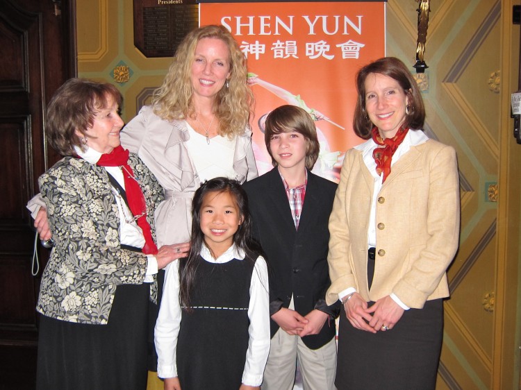 20120427_Columbus_Valerie+Avore_Regina+Shillinglaw_Jackson_Mei+Mei_Leslie+Dillingham_Ruth+Palmer_EET_jpg Regina Shillinglaw; son,Jackson; daughter Mei Mei; sister,Leslie Dillingham; and mother, Ruth Palmer attend Shen Yun
