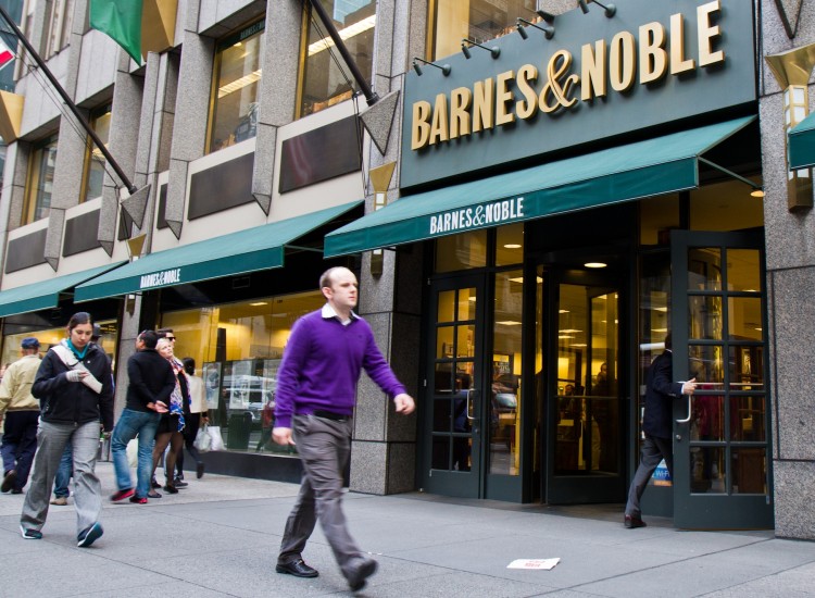 Barnes & Noble on Fifth Avenue Pestrians walk past a Barnes & Noble on Fifth Avenue in New York City on April 30. (Benjamin Chasteen/The Epoch Times)