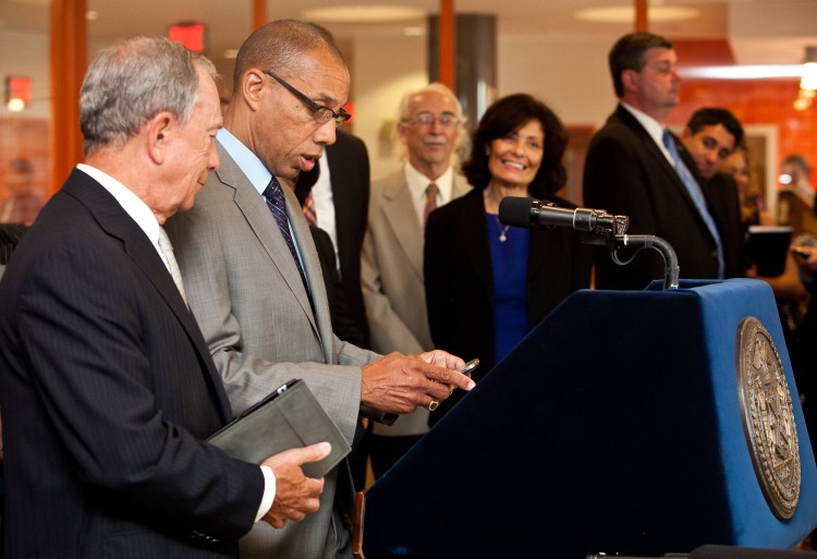 20120906-School1-IMG_0067-Amal+Chen Schools Chancellor Dennis Walcott signs up for the New York City's text messaging system. (Amal Chen/The Epoch Times)