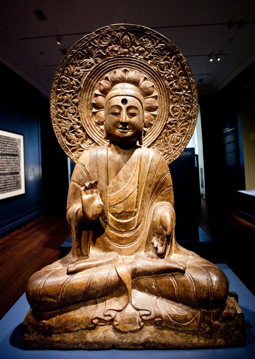 20120910-Buddha+heads-IMG_7987-Amal+Chen A seated Buddha with an elaborate halo embellished with floral and vegetal motifs is on exhibition at the Institute for the Study of the Ancient World (ISAW) at New York University from Sept. 11 through Jan. 6, 2013.