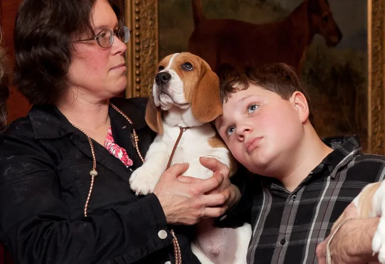 A beagle with his owner. (Samira Bouaou/The Epoch Times) 