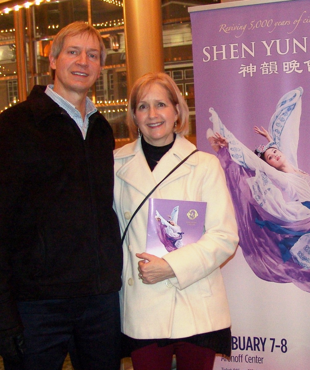 20130208_Cincinnati_Charlie+Lu_Jim+Schoenfeld+U+of+Cincinnati+College+of+Law+vice+dean Mr. Schoenfeld and his wife, Jeni Schoenfeld, attend Shen Yun