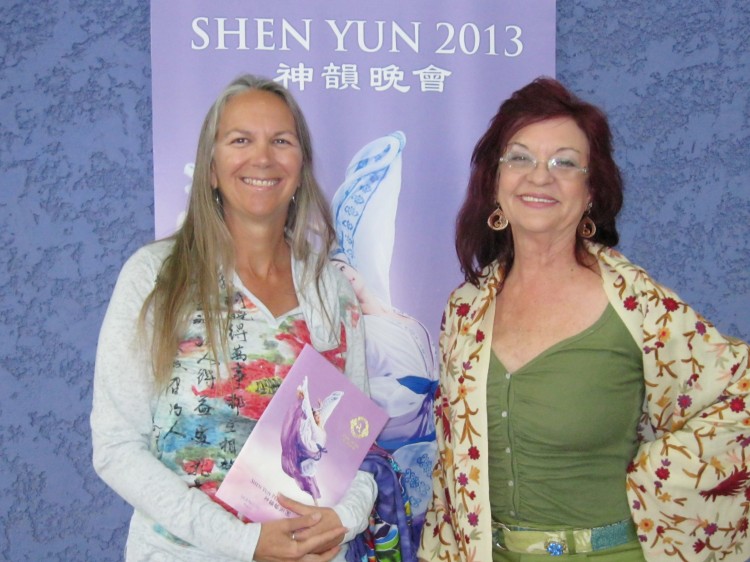 20130303_MesaArizona_AlbertRoman_SandiJack_JewelryDesigner_JenneMiller_KindergartenTeacher_EET_ENG_2 Jeanne Miller (L) and Sami Jack enjoy Shen Yun