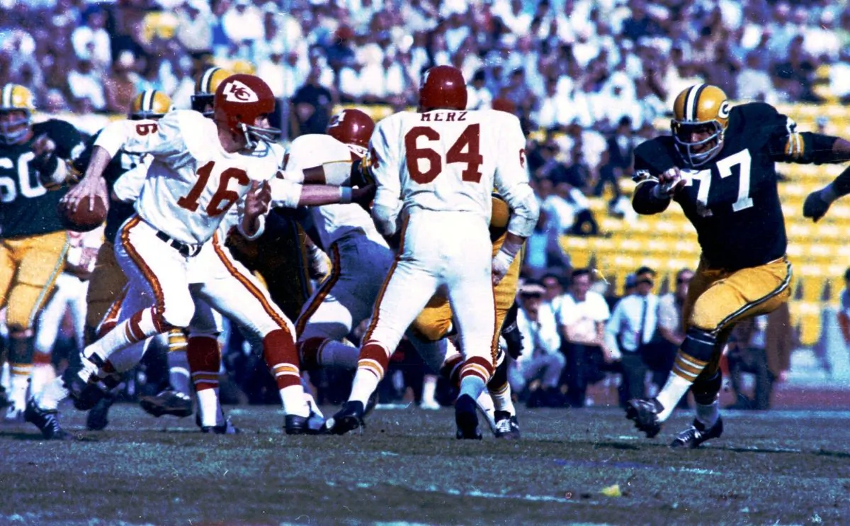 Kansas City Chiefs and quarterback Len Dawson (L) held their own in the first half of Super Bowl I against the heavily-favored Green Bay Packers. (AP photo)