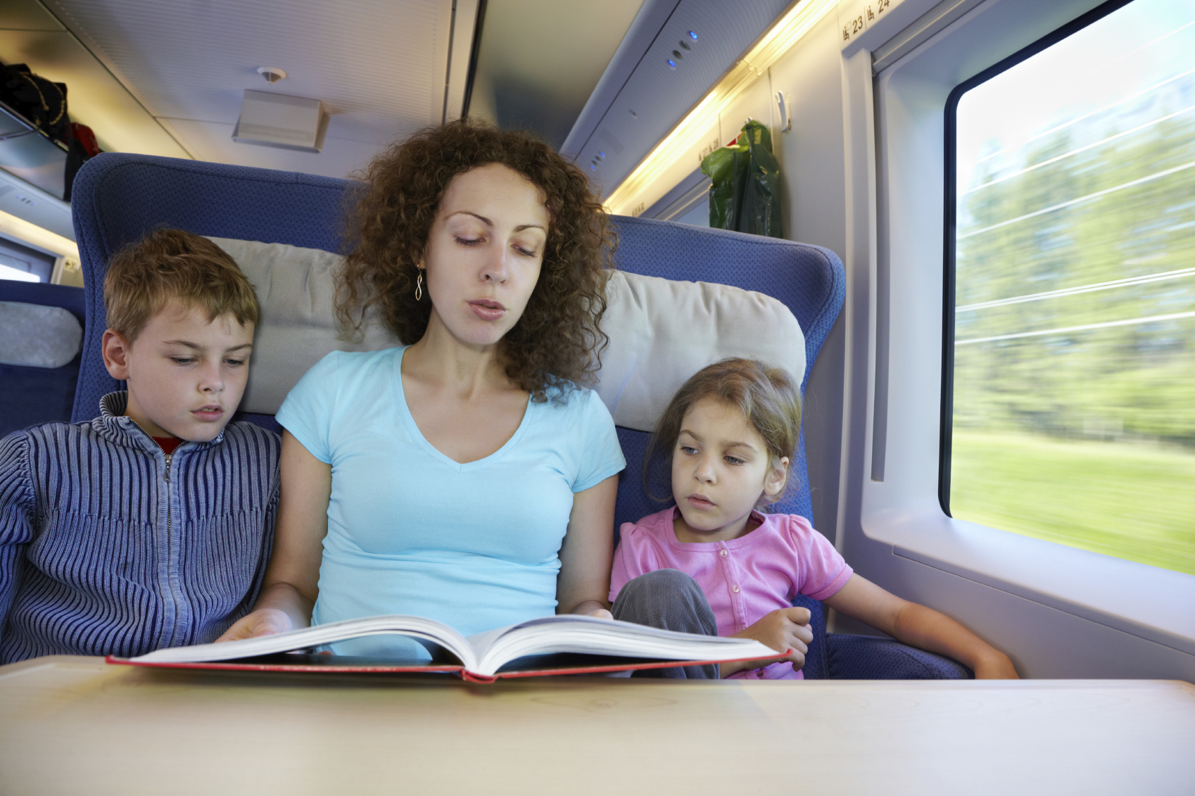 Есть ли скидка детям в купе. Чтение в поезде. Мама с ребенком в электричке. Путешествие на поезде семьей. Путешествие с детьми на поезде.