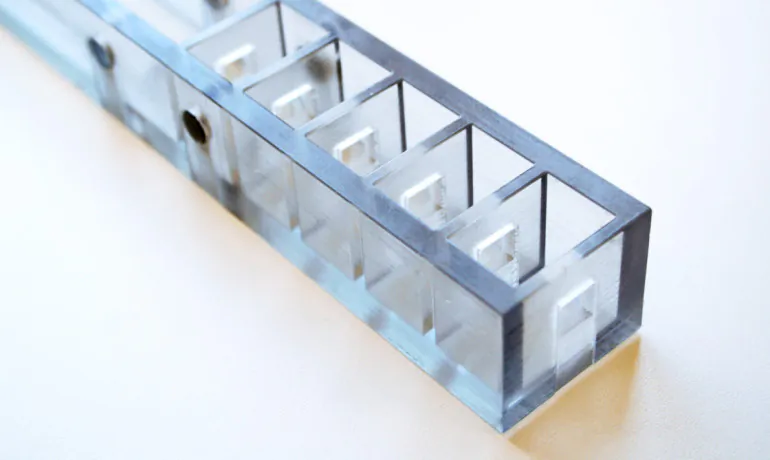 Above, the 3D-printed polymer structure with the five resonance chambers. Microphones for measurements are introduced into the side holes visible on the left. The structure is around 2.5 centimeters wide and high. (Photo: Miguel Molerón/ETH Zurich)