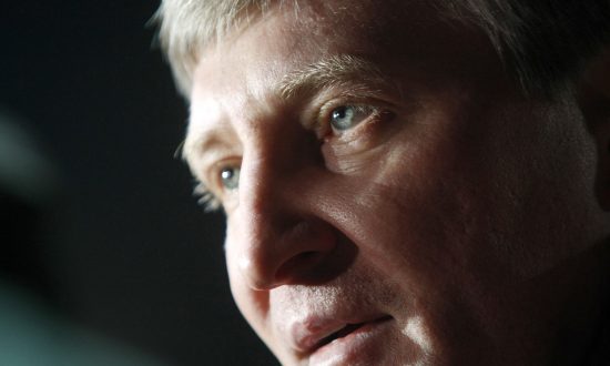 Ukraine’s Richest Man Plays Both Sides of War’s Frontline