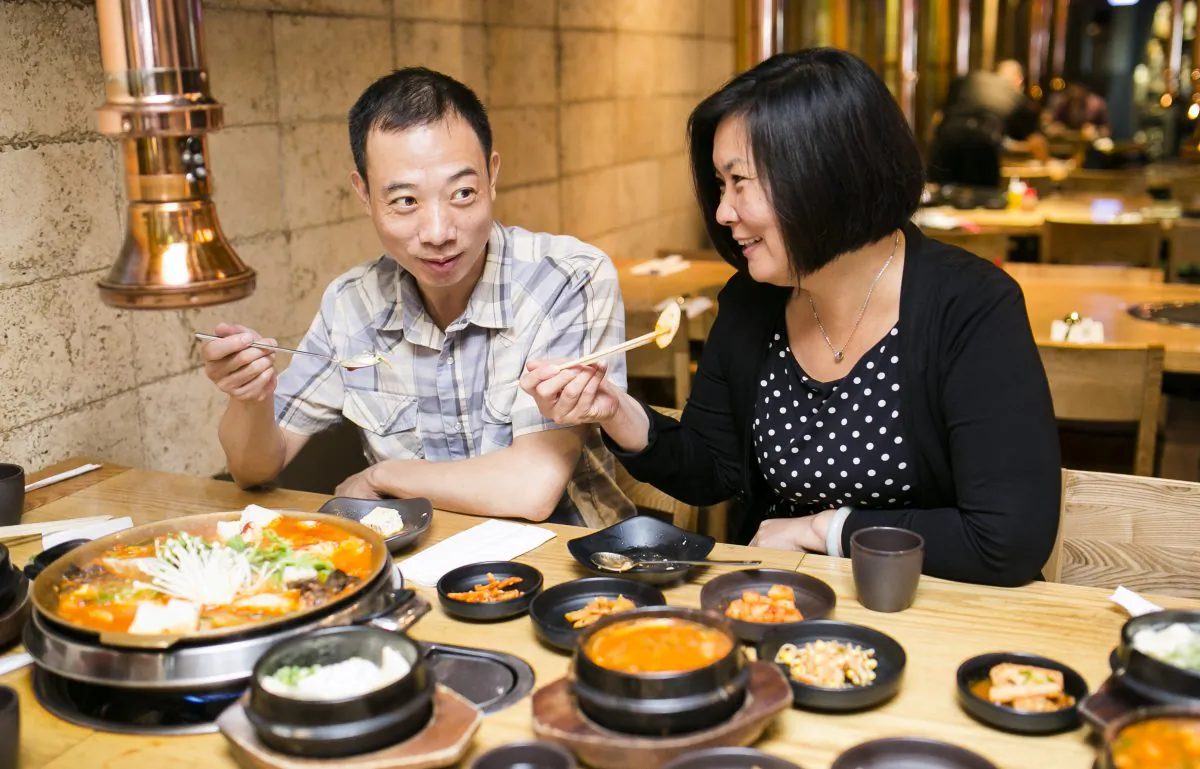 A Korean meal, with communal hot pots and stews, is by nature a
social occasion. (Samira Bouaou/Epoch Times)