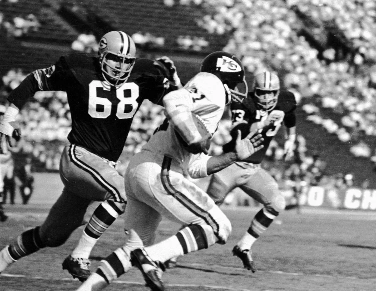 The Kansas City Chiefs and Mike Garrett (R) kept Super Bowl I close until halftime, before the Green Bay Packers took control. (AP photo) 