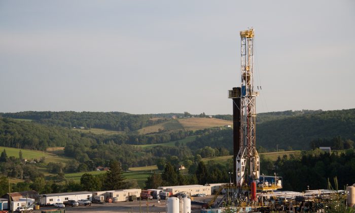 A fracking rig in a rural county of Pennsylvania on July 11, 2013. (James Smith/Epoch Times)
