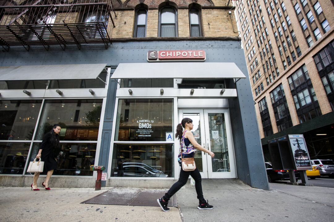 A Chipotle restaurant in midtown Manhattan on June 21, 2015. (Samira Bouaou/Epoch Times)