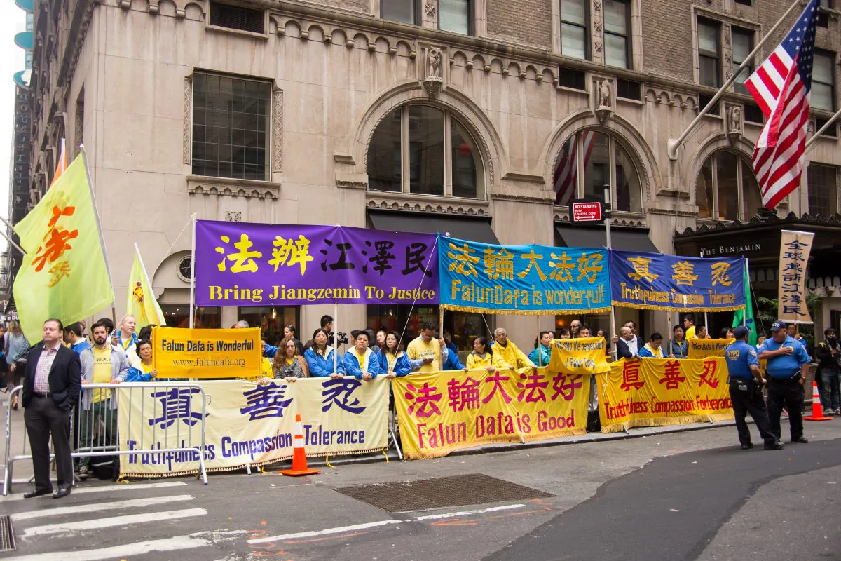 Practitioners of the spiritual discipline Falun Gong call for an end to the persecution of the practice in China, in front of the Waldorf Astoria in New York where Chinese Communist Party leader Xi Jinping is staying, on Sept. on Sept. 28. (Edward Dye/Epoch Times)
