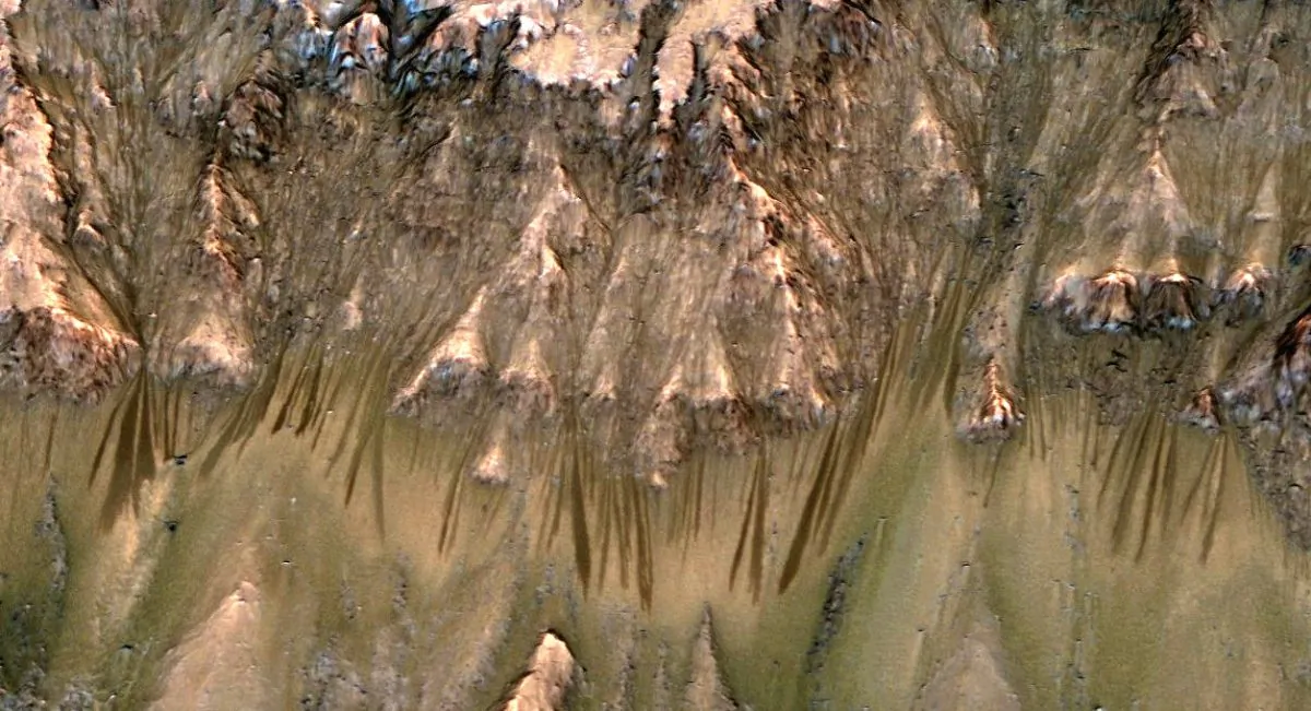 The mysterious ephemeral dark streaks on Mars. (NASA/JPL-Caltech/UAriz)