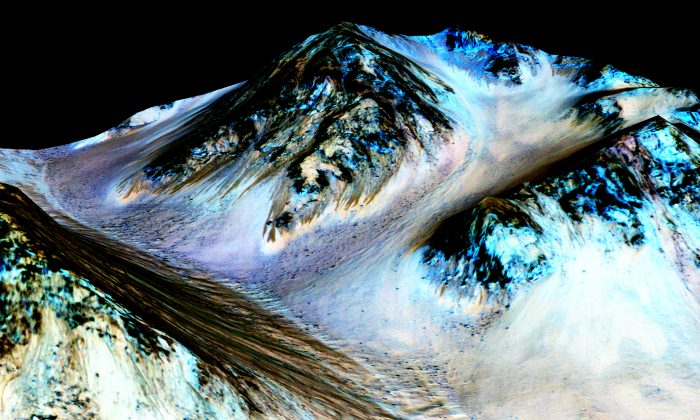This digital false-colour image shows the dark, narrow streaks on Martian slopes inferred to be formed by seasonal flow of water on the planet. The streaks are roughly the length of a football field.(NASA/JPL-Caltech/Univ. of Arizona)