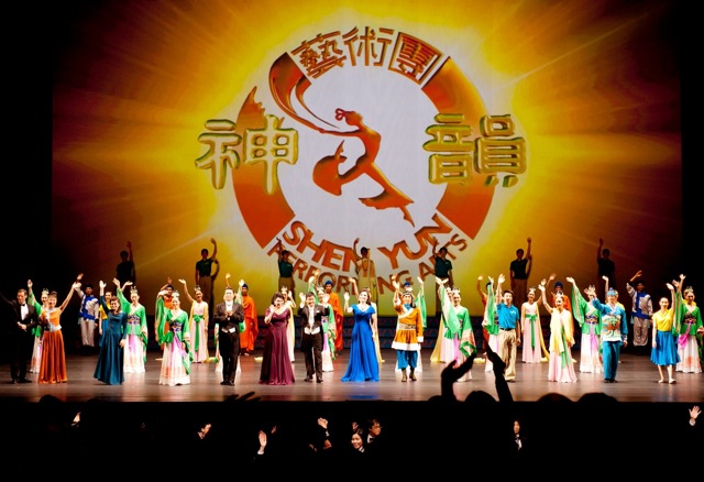 4.22+SHENYUN_SundayNight Curtain call at Shen Yun Performing Arts' final performance