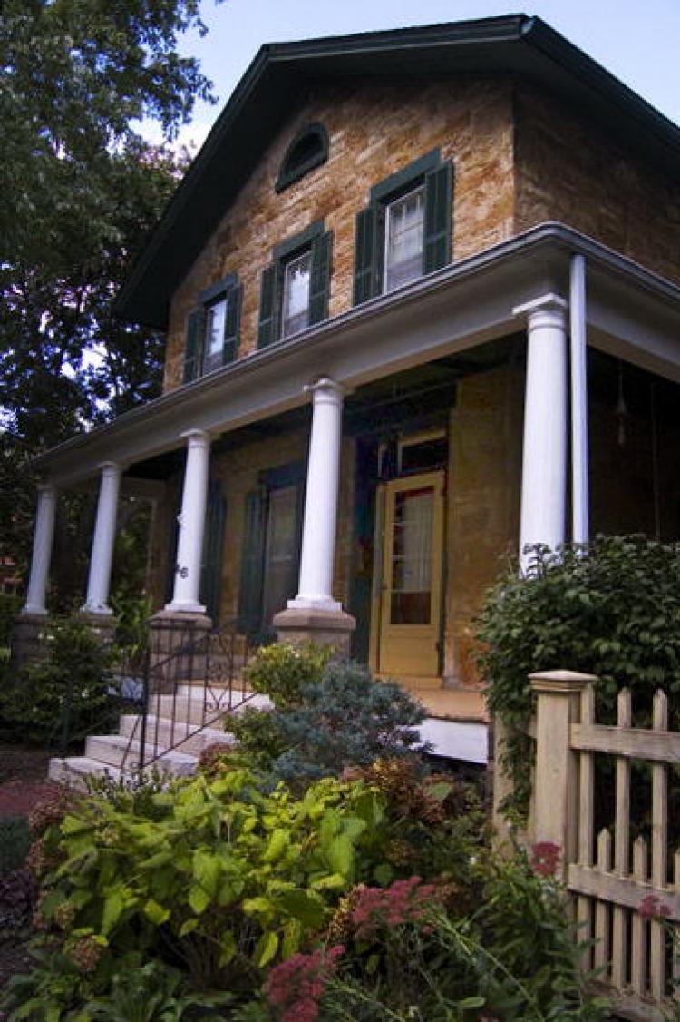 Canadian housing prices could experience a rapid drop, according to a report issued by the Canadian Centre for Policy Alternatives. (The Epoch Times) Canadian housing prices could experience a rapid drop, according to a report issued by the Canadian Centre for Policy Alternatives. (The Epoch Times)