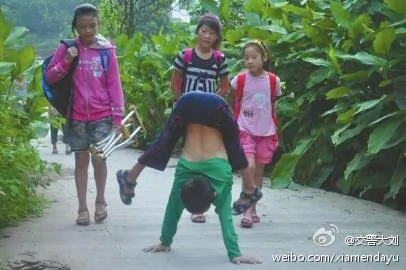Paraplegic Boy Walks to School on his Hands