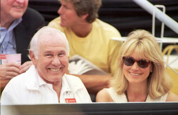 The late Johnny Carson with his wife Alex as they watch a tennis match during the Canadian Open August 17, 1995. (Carlo Allegri/Getty Images )