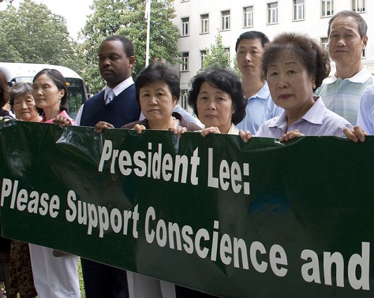 Demonstrators outside the Republic of Korea embassy in Washington, D.C. on Sep. 15 call upon the South Korean government to cease its deportations of Falun Gong practitioners to China where they face being imprisoned, tortured and even death. They said it is against international law to repatriate refugees who will face persecution in China. (Lisa Fan/Epoch Times) Demonstrators outside the Republic of Korea embassy in Washington, D.C. on Sep. 15 call upon the South Korean government to cease its deportations of Falun Gong practitioners to China where they face being imprisoned, tortured and even death. They said it is against international law to repatriate refugees who will face persecution in China. (Lisa Fan/Epoch Times)