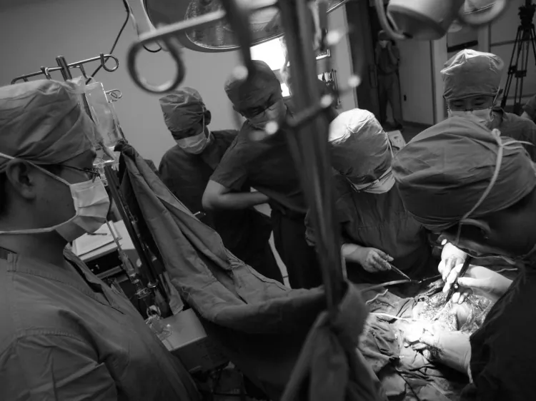 Doctors carry out surgery in China in 2007. A new program being trialed by the Ministry of Health has led netizens to suspect that it was announced as a form of damage control amid mounting international pressure over abusive organ transplantation practices in China. (China Photos/Getty Images)